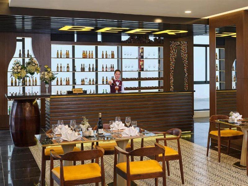 Senna Hue Hotel Exteriér fotografie The bar at the restaurant