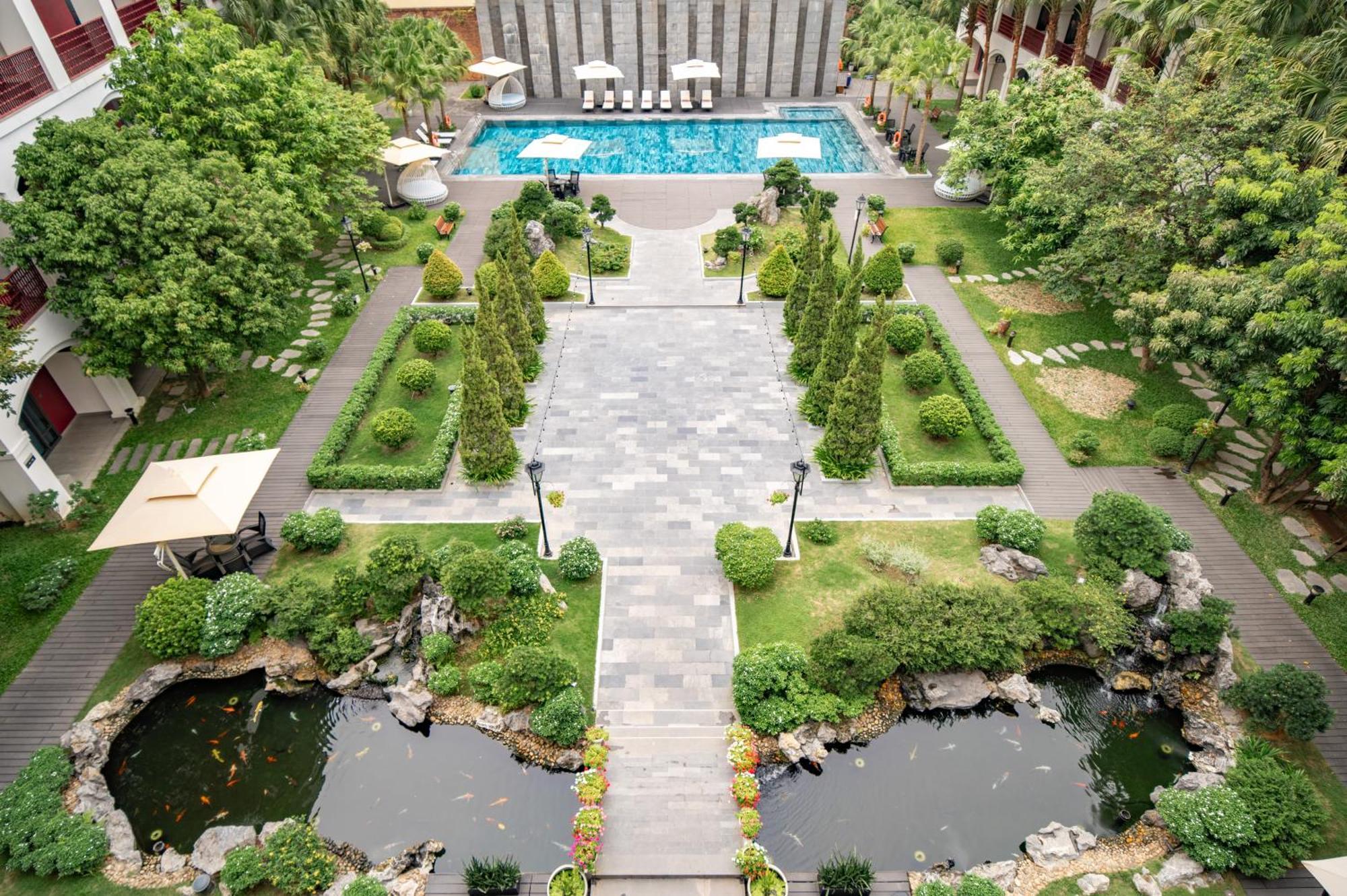 Senna Hue Hotel Exteriér fotografie The pool at the hotel
