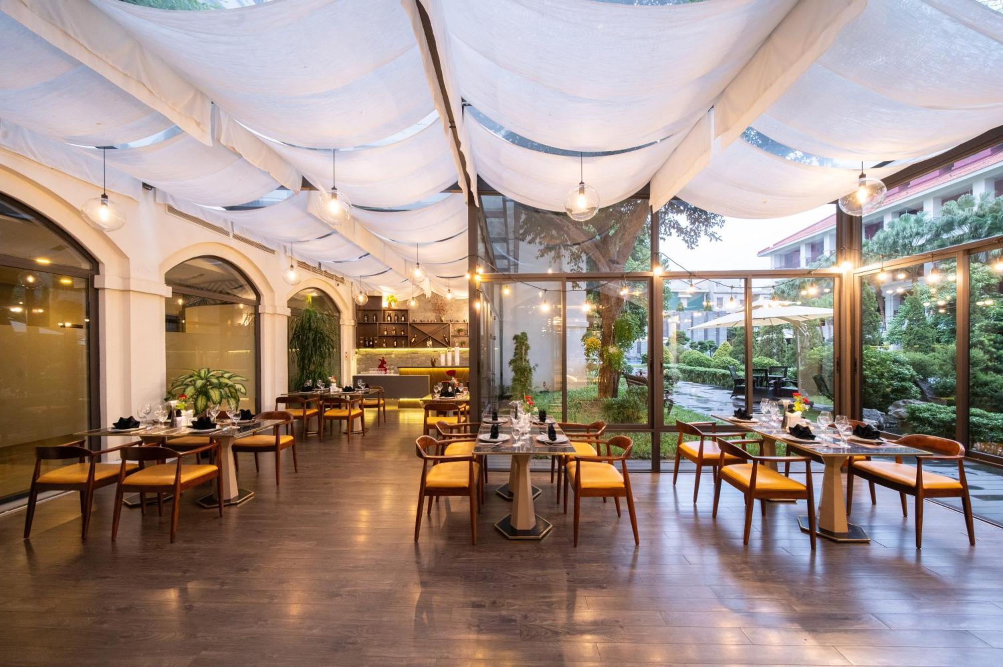 Senna Hue Hotel Exteriér fotografie The interior of the restaurant
