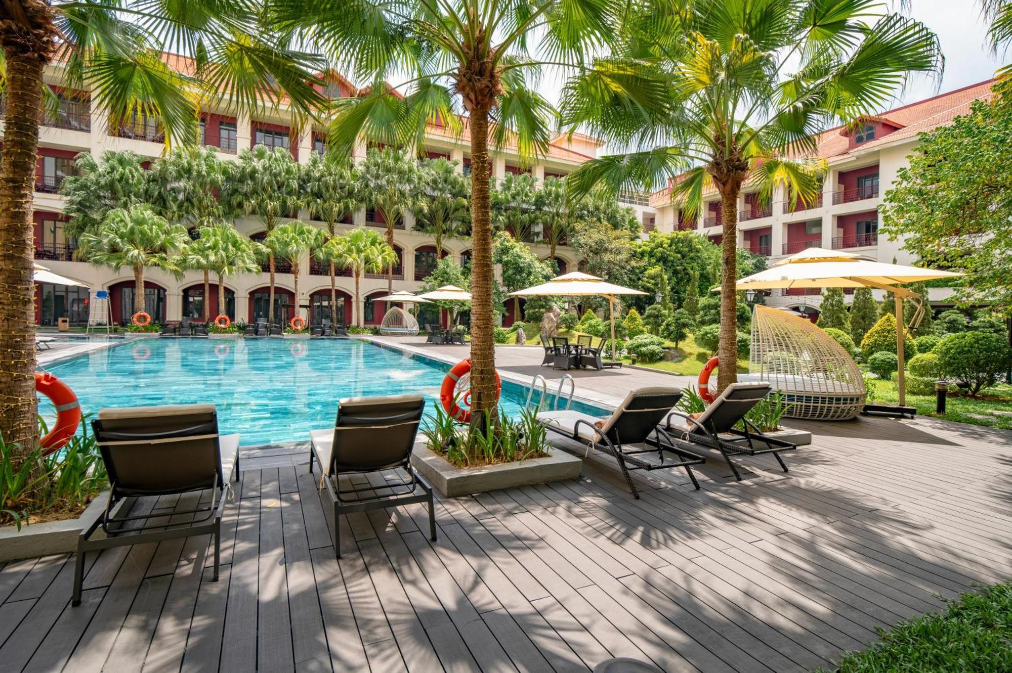 Senna Hue Hotel Exteriér fotografie The pool at the hotel
