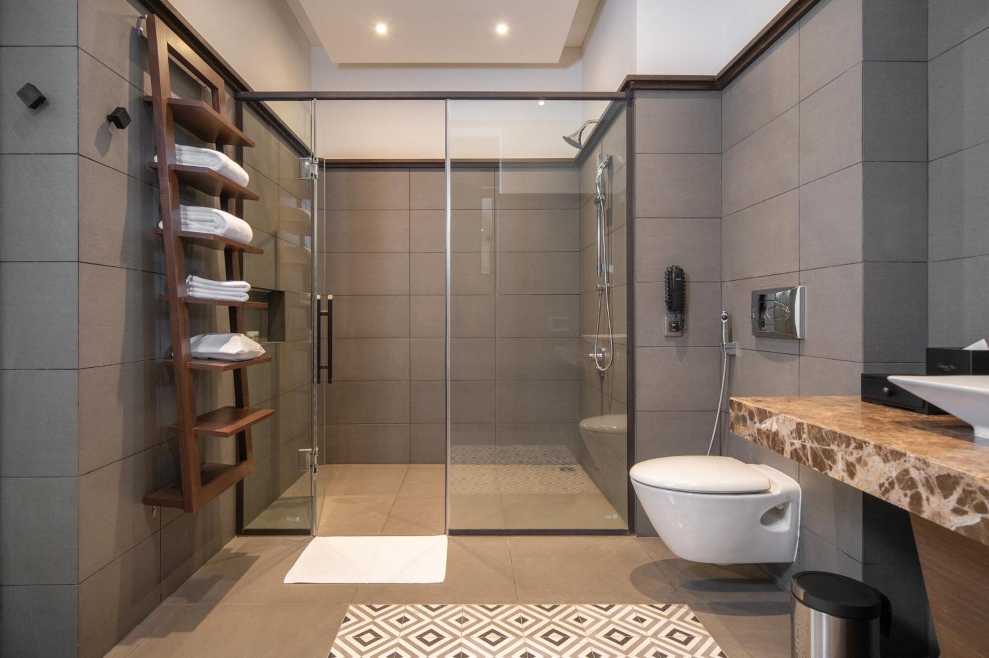 Senna Hue Hotel Exteriér fotografie A modern bathroom with a shower enclosure